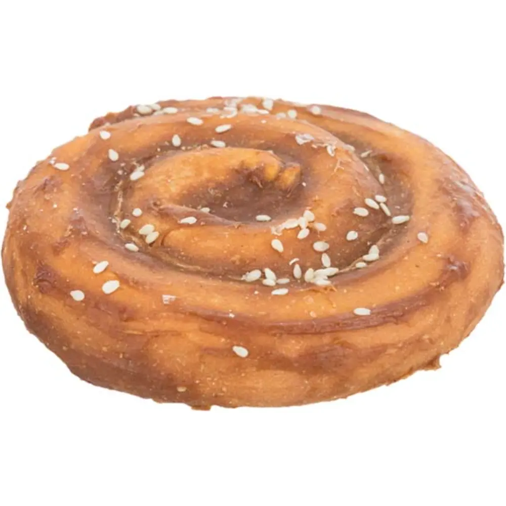 Ett knaprigt anktugg för hundar format som en kanelbulle strösslat med sesamfrön.