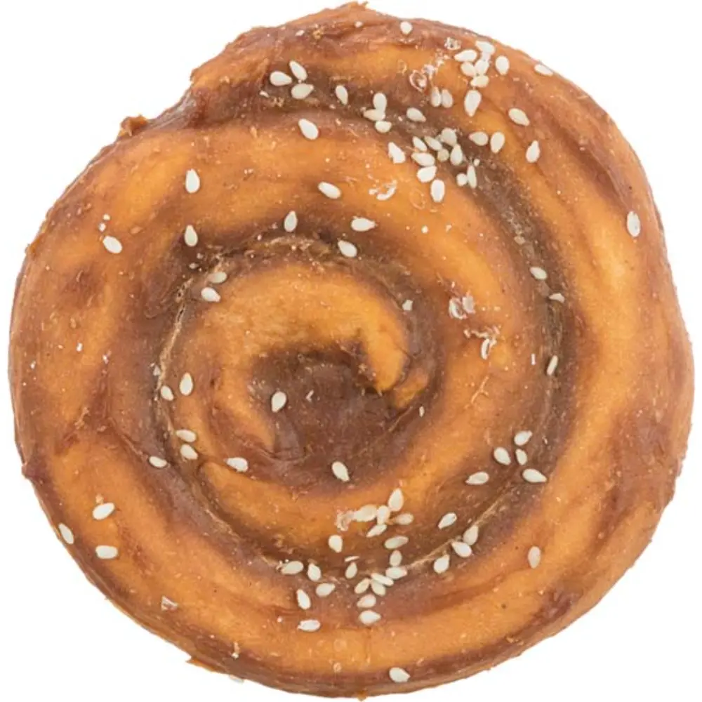 Ett knaprigt anktugg för hundar format som en kanelbulle strösslat med sesamfrön.