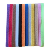 Tolv färgglada markeringshalsband med kardborre för valpar i nyanser av grönt, rosa, beige, gult, blått, orange och rött.