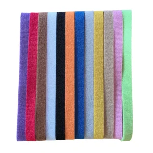 Tolv färgglada markeringshalsband med kardborre för valpar i nyanser av grönt, rosa, beige, gult, blått, orange och rött.