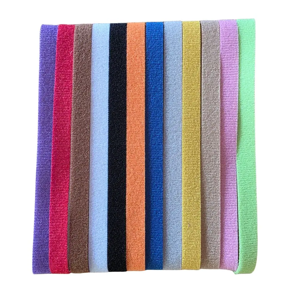 Tolv färgglada markeringshalsband med kardborre för valpar i nyanser av grönt, rosa, beige, gult, blått, orange och rött.