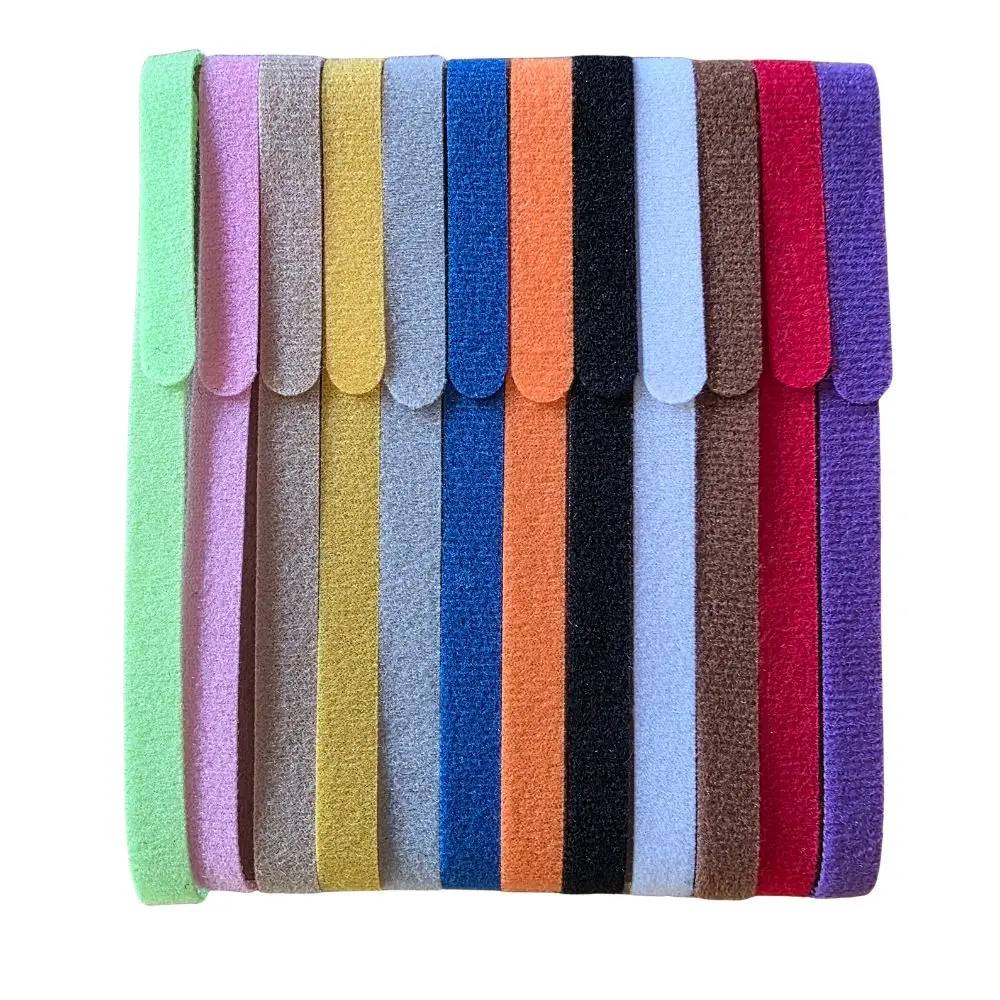 Tolv färgglada markeringshalsband med kardborre för valpar i nyanser av grönt, rosa, beige, gult, blått, orange och rött.
