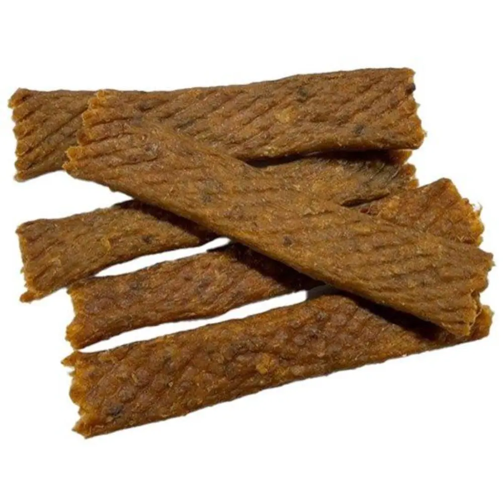 Torkade, gyllenbruna strips av 100 % fasan kött för hundar, en naturlig och lyxig belöning i spröd form.