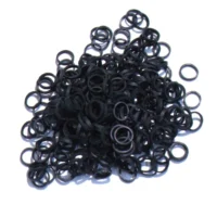 En närbild på svarta Lainee latexsnoddar för hundar. Visar deras elastiska och puderfria yta, perfekt för hundens top-knot och skonsam pälsvård.