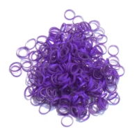 En samling av glänsande metallic-lila (amethyst) latexsnoddar från Lainee för hundar, storlek 9,5 mm, idealiska för skonsam pälsvård.