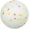 En lätt och färgglad studsboll för hundar med ett prickigt mönster, flytande på vattenytan under en solig dag vid stranden.