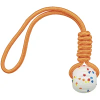 En tålig hundboll fäst vid ett robust flätat rep, perfekt för apportering och vattenlek.