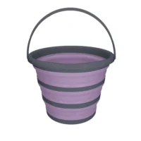 Hopfällbar lila och grå vattenhink för hundar, hopfälld och uppfälld för enkel förvaring.