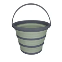 Grön och grå hopfällbar hink i slitstarkt material för hundägare på språng.