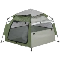 Ett uppfällt olivgrönt och beige pop-up hundtält från TRIXIE med stängd nätdörr för optimal ventilation, redo för hundens vila utomhus.