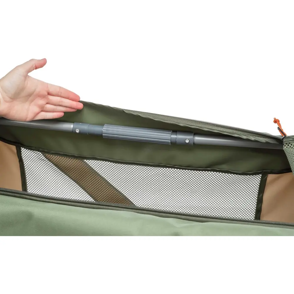 En snygg och praktisk olivgrön och beige canvasbur för hund, tillverkad i slitstarkt tyg med stora nätfönster för bra ventilation.
