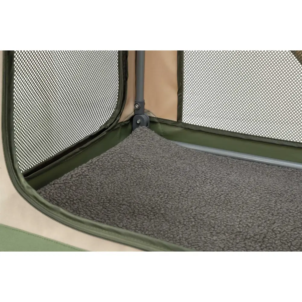 En snygg och praktisk olivgrön och beige canvasbur för hund, tillverkad i slitstarkt tyg med stora nätfönster för bra ventilation.