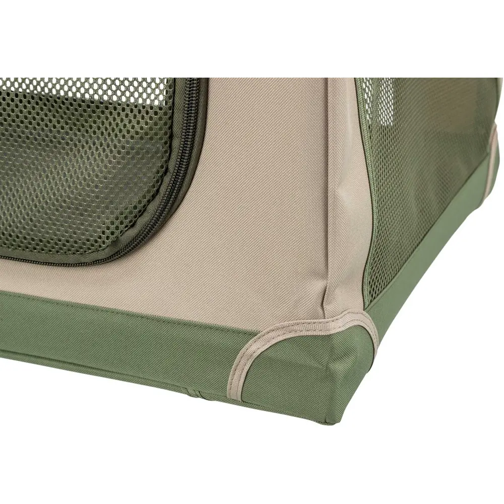 En snygg och praktisk olivgrön och beige canvasbur för hund, tillverkad i slitstarkt tyg med stora nätfönster för bra ventilation.