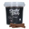 En genomskinlig hink med Luna's Choice Dental Sticks hundgodis och fyrtandade tandvårdspinnar framför.