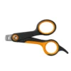Fiskars ergonomisk klosax med orange och svarta detaljer för säker kloklippning på små hundar och valpar