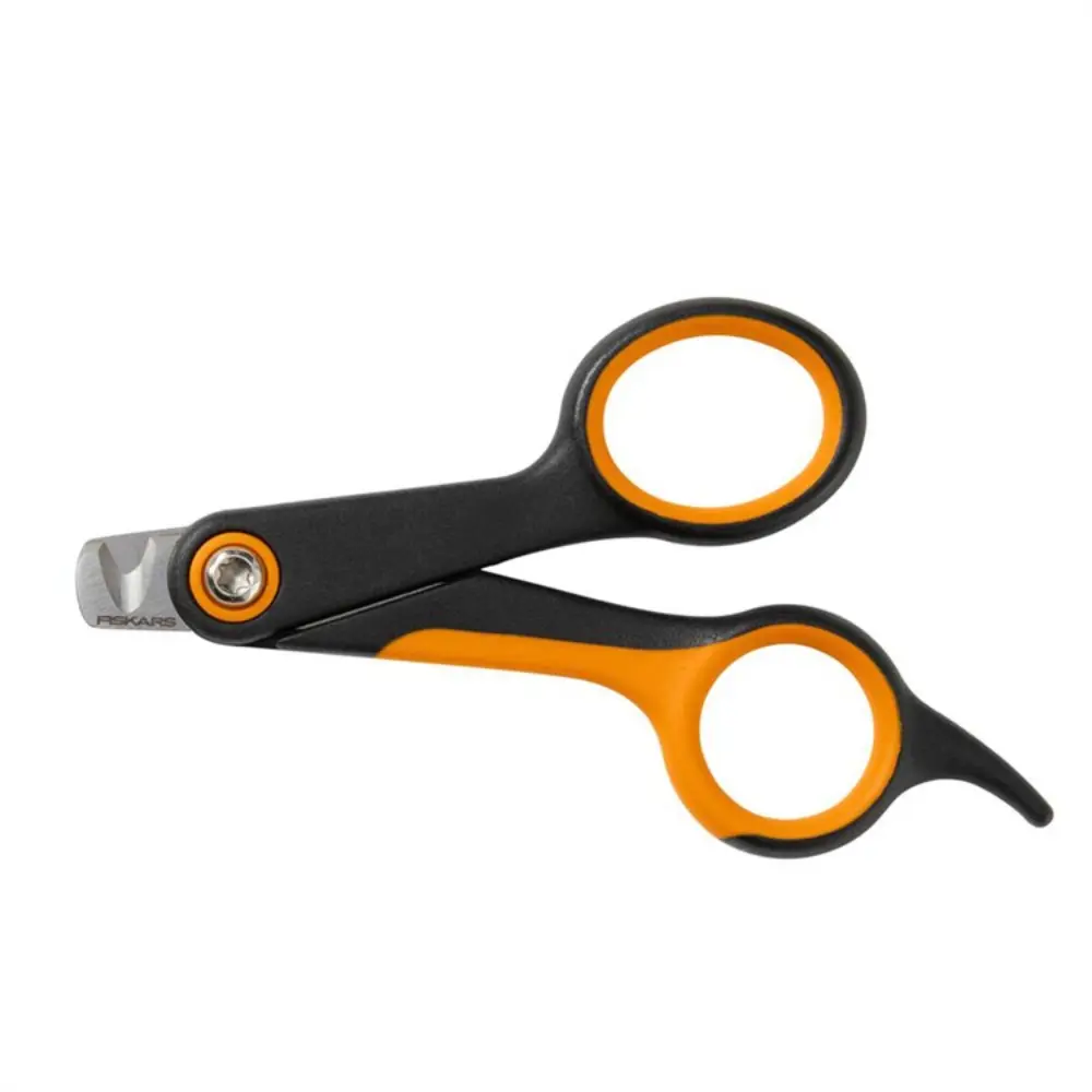 Fiskars ergonomisk klosax med orange och svarta detaljer för säker kloklippning på små hundar och valpar