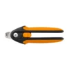 Fiskars robust klotång och klosax med ergonomiskt grepp för säker kloklippning på hund