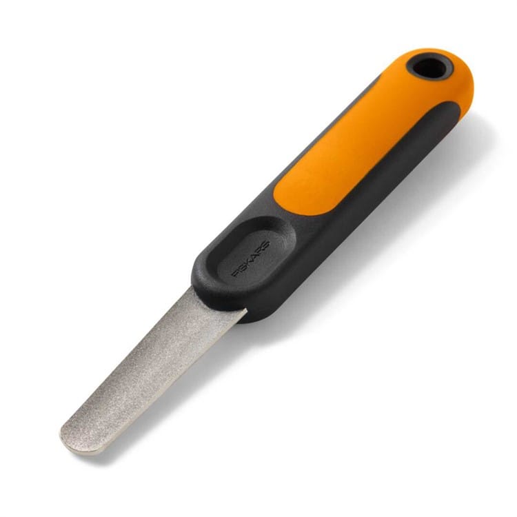 Fiskars ergonomisk klofil med orange och svart SoftGrip-handtag för hundklor