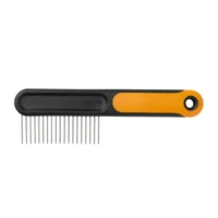 Fiskars gles stålkam med bekvämt handtag för skonsam utredning av tovor i hundpäls.