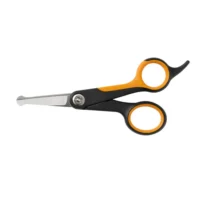 Fiskars detaljsax med rundade spetsar för säker klippning av tasshår och päls i ansiktet på hund.