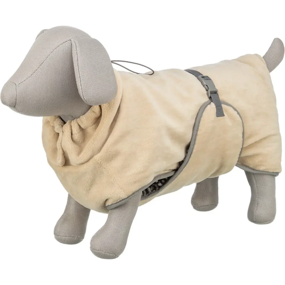 Trixie beige och grå badrock i mikrofiber för hund. På en hund