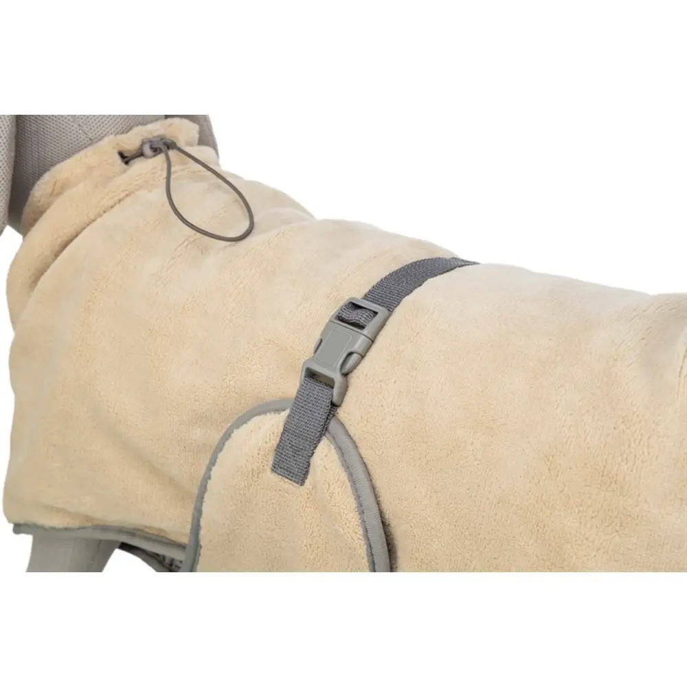 Trixie beige och grå badrock i mikrofiber för hund. På en hund på ryggen