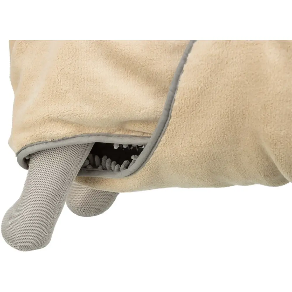 Trixie beige och grå badrock i mikrofiber för hund. På en hund vid benen