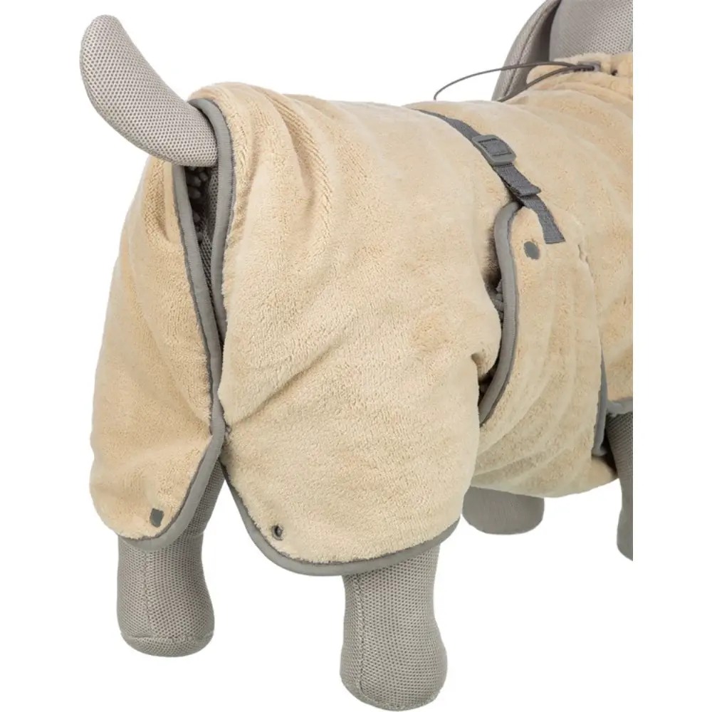 Trixie beige och grå badrock i mikrofiber för hund. På en hund