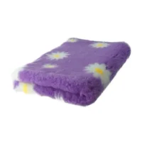 Lila hundfäll med vita blommor och gul mitt, med mjuk 28 mm lugg och halkfri undersida.